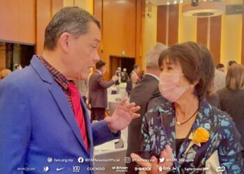 HAMIDIN Mohd. Amin (kiri) ketika menghadiri Simposium Pemerkasaan Wanita sempena Ulang Tahun ke-20  EAFF di Tokyo semalam. - IHSAN FAM