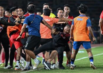 PERGADUHAN membayangi pasukan Indonesia dan Thailand yang beraksi dalam final bola sepak Sukan SEA di Phnom Penh, Kemboja. - AFP