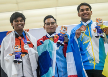 Nevern (tengah) memastikan pingat emas boling perseorangan lelaki Sukan Malaysia (Sukma) MSN 2022 menjadi miliknya selepas melakukan 1276 jatuhan pin pada acara akhir yang berlangsung di Sunway Mega Lanes, Petaling Jaya hari ini.- IHSAN MSN