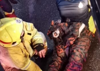 MUHD. Farhan Shaari @ Zakaria yang cedera ditimpa bongkah kertas mampat terpakai semasa memadam kebakaran di Taman Perindustrian Ria Jaya, Sungai Petani.