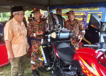 HASAN 'As'ari Omar (kiri) melawat gerai pameran ketika Sambutan Hari Anggota Bomba Sedunia Peringkat Negeri Terengganu di Kampung Petai Bubus, Manir, Kuala Terengganu. hari ini.