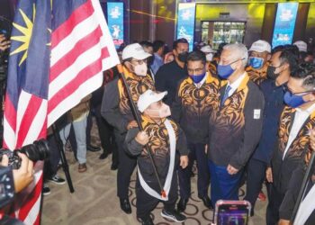 Bonnie Bunyau Gustin beramah mesra dengan Perdana Menteri, Datuk Seri Ismail Sabri Yaakob dan Menteri Belia dan Sukan, Datuk Seri Ahmad Faizal Azumu pada majlis penyerahan Jalur Gemilang kepada kontinjen Malaysia di Kuala Lumpur kelmarin.  – UTUSAN/AMIR KHALID