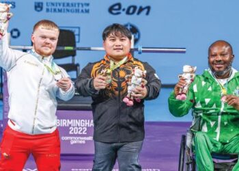 BONNIE Bunyau Gustin (tengah) meraih pingat emas acara powerlifting pada Sukan Komanwel 2022 di Birmingham kelmarin, menewaskan peserta England, Mark Swan (kiri) dengan perak, manakala  Innocent Nnamdi dari Nigeria meraih gangsa. – AFP