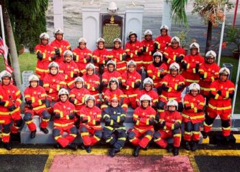 Bonny MARTIN (duduk depan, tiga dari kanan) bersama semua anggota bomba selepas selesai melakukan latihan kawad di Balai Sungai Pinang, Jalan Kapar, Kelang di Selangor.– UTUSAN/MOHAMAD NAUFAL MOHAMAD IDRIS