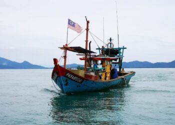 BOT pukat tunda yang ditahan kerana menangkap ikan di zon larangan di perairan Tanjung Hantu dekat Lumut, Perak, semalam. - FOTO/IHSAM MARITIM MALAYSIA PERAK