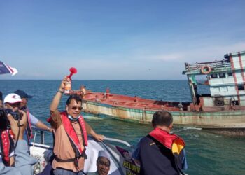Datuk Che Abdullah Md Nawi (tengah) melakukan gimik sebelum bot warga asing ditenggelamkan di perairan Kuala Besar di Kota Bharu hari ini. UTUSAN/ROSLIZA MOHAMED