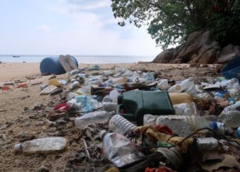Botol dan sampah plastik yang dibuang merata-rata di pesisir pantai yang bukan sahaja mencemar alam sekitar tetapi juga menyebabkan ia  terdegradasi dan menjadi mikroplastik.