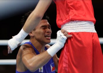 Carlo Paalam tidak dapat menahan sebak selepas menewaskan petinju tuan rumah, Ryomei Tanaka untuk mara ke pertarungan akhir tinju flyweight Sukan Olimpik Tokyo 2020 semalam. - AFP