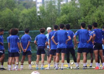 KETUA jurulatih skuad B-23 tahun negara, Brad Maloney bercakap bersama pemain ketika sesi latihan bagi persiapan menghadapi kempen Piala AFF B-23 di Kemboja.- IHSAN FAM