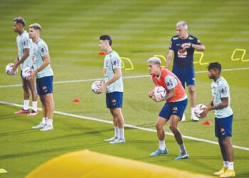 PEMAIN Brazil menjalani latihan di Stadium Al Arabi SC, Doha semalam menjelang pertemuan suku akhir Piala Dunia 2022 menentang Croatia hari ini. – AFP
