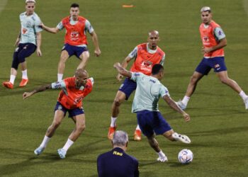 Jurulatih Brazil, Tite memantau latihan anak-anak buahnya di Doha, semalam menjelang pertemuan menentang Cameroon. - AFP