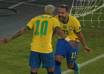 EVERTON Ribeiro (kanan) meraikan jaringannya bersama Neymar ketika membantu Brazil membenam Peru 4-0 dalam aksi Copa America di Stadium Nilton Santos, Rio de Janeiro hari ini. - AFP