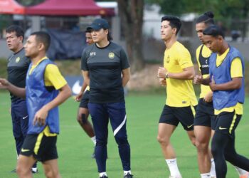 BRENDAN Gan (tiga, kanan)  menjalani latihan bersama rakan-rakan sepasukan di Wisma FAM, Kelana Jaya kelmarin dalam persiapan menghadapi Piala Raja Thailand minggu depan.