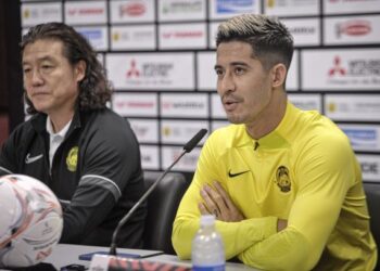 BRENDAN Gan (kanan) dan ketua jurulatih Harimau Malaya, Kim Pan Gon hadir dalam sidang akhbar di Bukit Jalil semalam menjelang pertemuan separuh akhir pertama Piala AFF menentang Thailand malam ini. - UTUSAN/FAIZ ALIF AHMAD ZUBIR