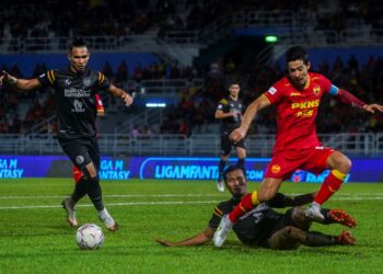 Brendan Gan (kanan) diasak pemain Negeri Sembilan dalam saingan Piala Malaysia. Selangor bakal berdepan JDT dalam perlawanan akhir di Stadium Nasional Bukit Jalil, esok.