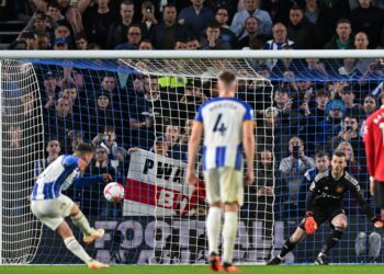 ALEXIS Mac Allister meledak gol kemenangan Brighton menerusi sepakan penalti pada minit ke-99. - AFP