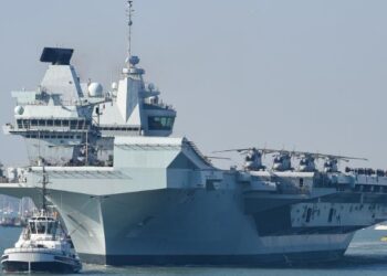 HMS Queen Elizabeth berlepas dari sebuah pangkalan tentera laut di Portsmouth, England pada September tahun lalu. - AGENSI