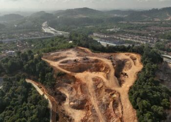 Pemandangan udara sebahagian Hutan Simpan Kekal Bukit Cerakah yang terletak bersebelahan Persiaran Mokhtar Dahari di Shah Alam yang dirakam pada 28 Ogos lalu. - UTUSAN/MUHAMAD IQBAL ROSLI