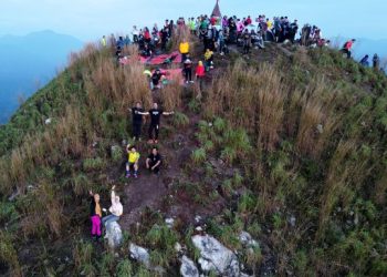Para pendaki bergambar di puncak Bukit Berekeh, Sungai Siput, Perak.