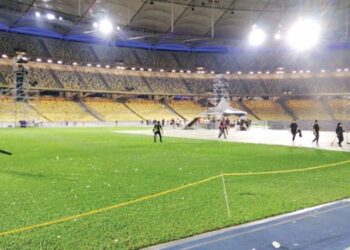 PETUGAS melakukan kerja-kerja penyelenggaraan padang sebaik sahaja konsert Billie Eilish - Happier Than Ever The World Tour 2022 berakhir pukul 11.30 malam kelmarin. - IHSAN PSM