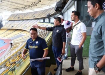 DELEGASI Terengganu FC dan MFL meninjau keadaan di Stadium Nasional Bukit Jalil semalam untuk melihat persiapan menjelang perlawanan akhir Piala FA pada 10 September ini. - IHSAN MFL