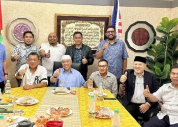 BUNG Moktar Radin (duduk, kiri) mengetuai rombangan BN Sabah mengadakan pertemuan dengan Ahmad Zahid Hamidi (duduk, dua dari kiri) di Kuala Lumpur semalam.