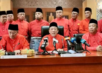 BUNG Moktar Radin bersama pimpinan kanan UMNO Sabah mengumumkan keputusan memecat tiga ADUN daripada parti itu selepas mengadakan mesyuarat di Kota Kinabalu, semalam.
