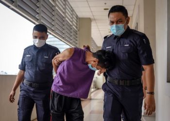 MUHAMMAD Safwan Shafie dibawa keluar dari mahkamah selepas dijatuhkan hukuman penjara 10 tahun kerana cuba membunuh bayi berusia 18 bulan di Mahkamah Sesyen Petaling Jaya, Selangor hari ini. - FOTO/FARIZ RUSADIO