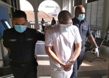 JA'FAR Halid dijatuhkan hukuman gantung sampai mati oleh Mahkamah Tinggi Pulau Pinang semalam selepas didapati bersalah membunuh majikannya dan dua lagi individu dalam insiden tembakan di Lebuhraya Tun Dr Lim Chong Eu empat tahun lalu. - UTUSAN/MOHD. KHUZAIRI ISMAIL