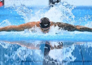 KUAKAN Caeleb Dressel  bukan saja menghasilkan emas, malah rekod dunia 100 meter kuak kupu-kupu lelaki di Tokyo hari ini. - AFP