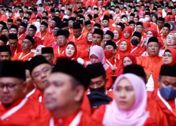 Sebahagian perwakilan mendengar ucapan dasar Presiden UMNO pada Perhimpunan Agung UMNO 2022 di Pusat Dagangan Dunia. Kuala Lumpur, minggu lalu. -  UTUSAN/AFIQ RAZALI