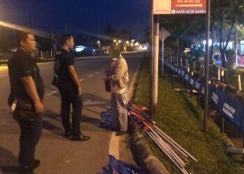 SEORANG lelaki ditahan selepas dipercayai mencabut 26 batang bendera dan kain rentang parti politik yang bertanding dalam PRN Melaka.
