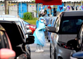 KEHADIRAN kontak rapat dan pesakit Covid-19 tanpa janji temu dipercayai menjadi punca utama kesesakan di CAC Pasir Gudang, Johor. - FOTO/RAJA JAAFAR ALI 