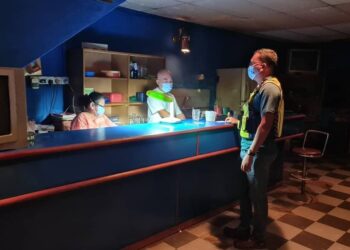 SEBUAH kafe di Jalan Dato Komo, Bahau, Jempol dikenakan kompaun sebanyak RM10,000 kerana gagal mematuhi SOP PKP 3.0. - IHSAN POLIS