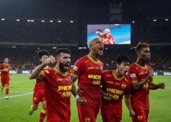 HERLISON Caion (dua, kiri) ketika meraikan jaringannya dalam perlawanan akhir Piala Malaysia 2022.