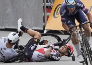 CALEB Ewan (kanan) dan Peter Sagan (kiri) terlibat kemalangan kira-kira 30 meter dari garisan penamat pada peringkat ketiga Kejohanan Tour de France (TdF) di Pontivy, Perancis semalam. - AFP