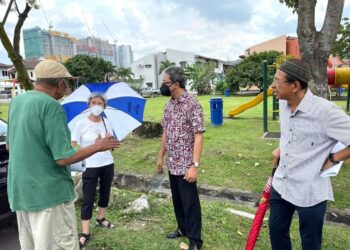 JAMAL Hisham Hashim (berbaju batik) yang memulakan kempen secara bersemuka sedang mendengar luahan penduduk di Taman Sri Reko, Bangi, Selangor.