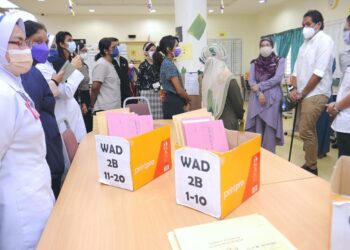 KHAIRY Jamaluddin beramah mesra dengan beberapa kakitangan Hospital Tampin ketika mengadakan lawatan ke hospital tersebut hari ini. - UTUSAN/MOHD. SHAHJEHAN MAAMIN