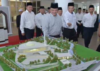 TUANKU Syed Faizuddin Putra Jamalullail dipersembah taklimat mengenai kompleks Balai Islam An-Nur, TNB di Bangsar, Kuala Lumpur.