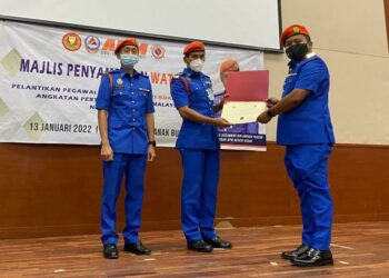 AWANG Askandar Ampuan Yaacub (tengah) menyampaikan watikah di Majlis Penyampaian Watikah Pelantikan Pegawai Bersekutu kepada Yang Dipertua GPMS Kuala Kedah, Amirul Syahir Musa di Alor Setar, Kedah, hari ini. - UTUSAN/NUR ANATI JUHARI