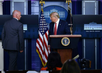 DONALD Trump dibawa keluar ejen perkhidmatan rahsia ketika sidang akhbar di White House. - AFP