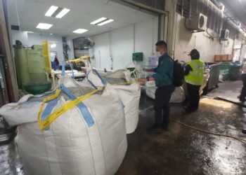 SEBUAH kilang fabrikasi logam di Kawasan Perindustrian Perai, Pulau Pinang dikenakan kompaun RM32,000 oleh  selepas didapati mencemar longkang awam.