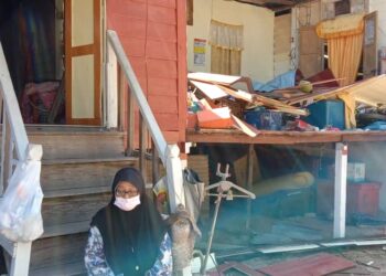 KEADAAN rumah Rahiah Zakaria yang rosak dihempap pokok kelapa dalam kejadian ribut di  Kampung Pasir Panjang Laut di Lumut semalam. - UTUSAN/SHAMSUL KAMAL AMARUDIN