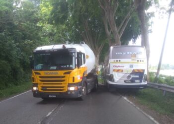 KEMALANGAN melibatkan sebuah bas dan lori tangki di Kilometer 8.3 Jalan Pantai di sini.- IHSAN POLIS