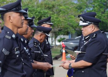 IDRIS Abdullah menyampaikan sijil penghargaan kepada salah seorang anggota polis semasa perhimpunan bulanan IPK Sabah.