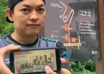SUHAIMI Osman menunjukkan gambar Leftenan Adnan Saidi yang diabadikan pada wang kertas SGD20 bersama-sama tujuh lagi tokoh pemimpin negara Singapura ketika melawat Bukit Chandu di Singapura.