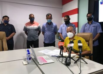 CHE Ibrahim Che Ismail (duduk) bersama wakil pengusaha bas dalam sidang akbar di Hentian Gua Musang, Kelantan, hari ini. - FOTO/AIMUNI TUAN LAH