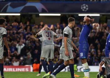 PENYERANG Chelsea, Armando Broja kecewa selepas pasukannya keciciran mata apabila diikat oleh Red Bull Salzburg dalam aksi Kumpulan E, Liga Juara-Juara di Stamford Bridge, London pagi tadi. - AFP