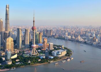 PEMULIHAN sektor ekonomi yang pesat membantu China merekodkan KDNK 2021 melepasi sasaran kerajaan dan penganalisis ekonomi. – AGENSI