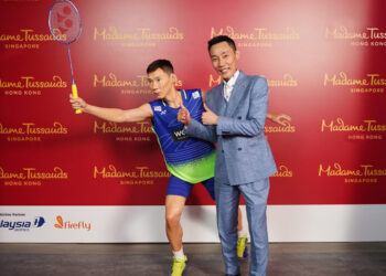 LEE Chong Wei bersama patung lilinnya yang diperkenalkan buat kali pertama di Muzium Madame Tussauds, Singapura hari ini.